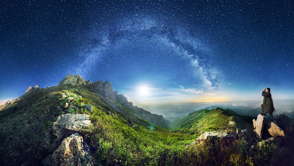 魔界银河之眼，拍摄于丰宁云雾山顶，地景为中间月亮所照亮，非合成，同一时间、同一地点、同一相机。