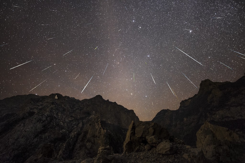 山西小拱门双子座流星雨-拍摄于忻州七岩山上山路