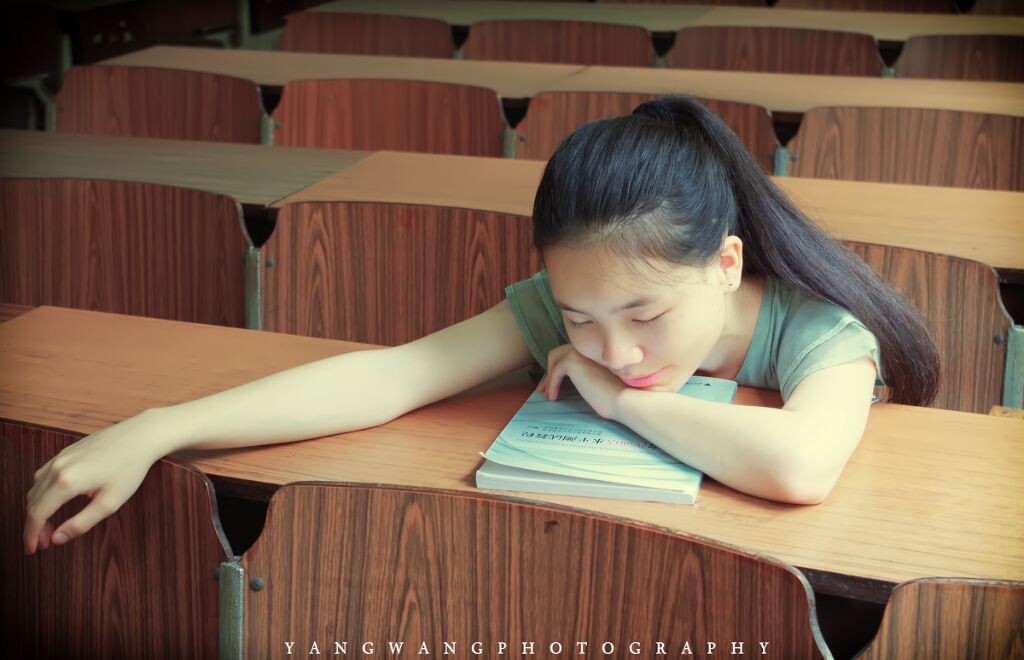 侧脸很美的一个妹纸，五月拍的片子现在才修出满意一些的感觉，调色小白很苦逼