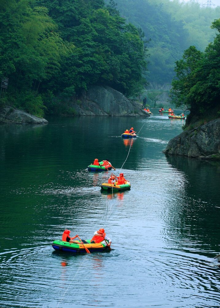《山水悠游》<br />
摄于浙江余姚四明山,四窗岩漂流