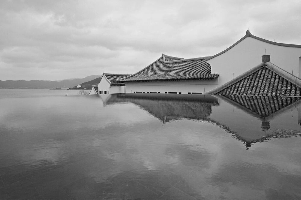 摄于浙江宁波东钱湖，江南风格建筑在水面的倒影