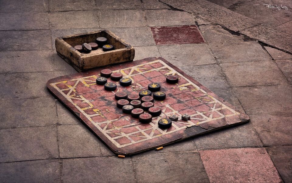 激战过后<br />
一个破旧的棋盘，一副残缺掉色的象棋，几个刚熄灭的烟头，这样的生活俨然成为老一代生活不可或缺的。