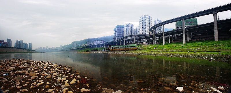 2010嘉陵江印象——城市在推进，江河在退却！<br />
