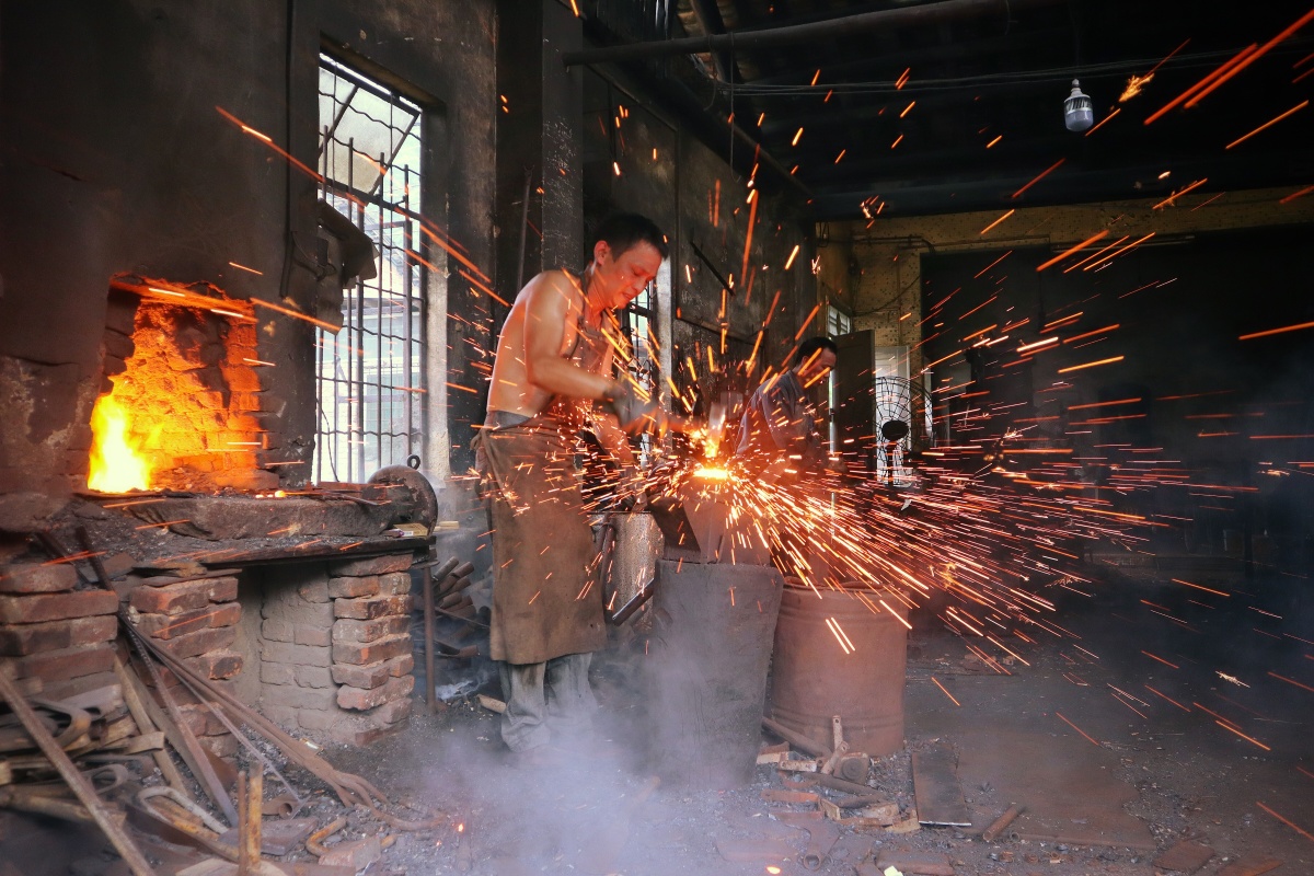巜金花飞舞》传统手工艺打铁制作农具.