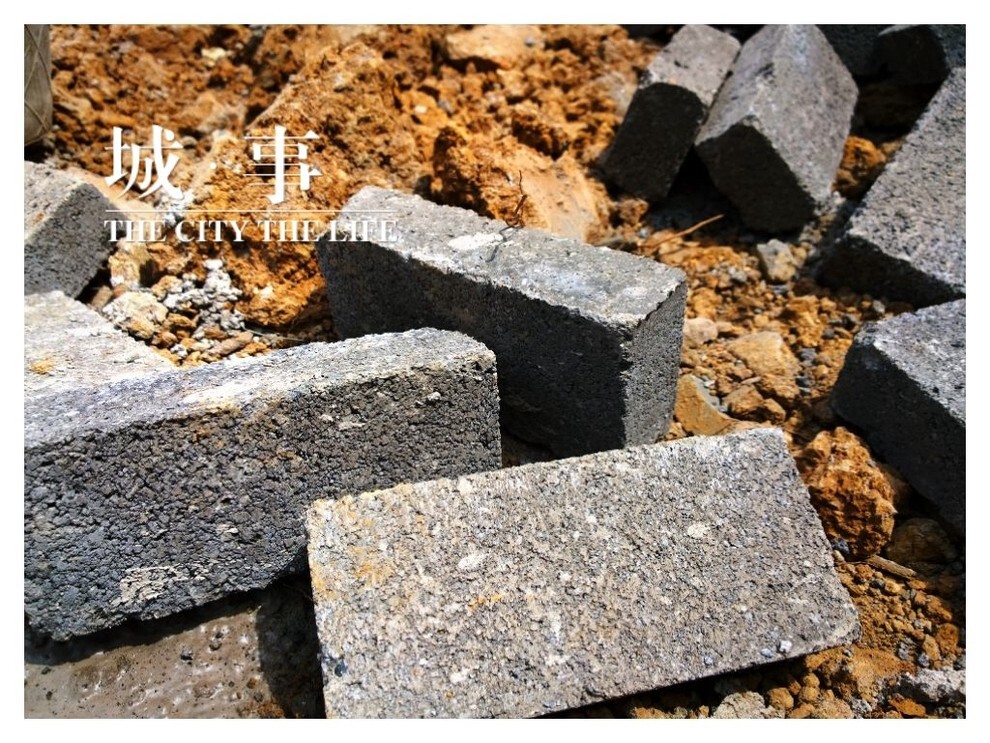 手机摄影~<br />
新开工的工地，正在彻工房！几块砖头扔在地上，工人们吃午饭去了，暖暖的阳光撒在砖头上，刚挖的地上露出新鲜的泥！再过一年将会有几幢楼房竖起！