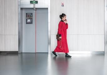 红衣盘珠女