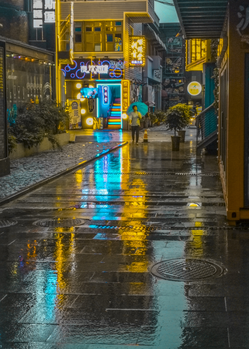 雨中的斑斓雨中闹市的繁华雨中霓虹的斑斓雨中行人的匆匆忙忙