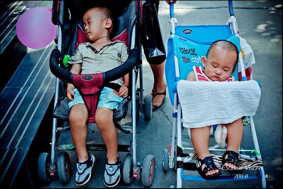 睡<br />
大马路上都能睡这么瓷实