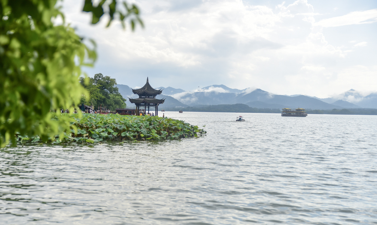 雨后的西湖集贤亭