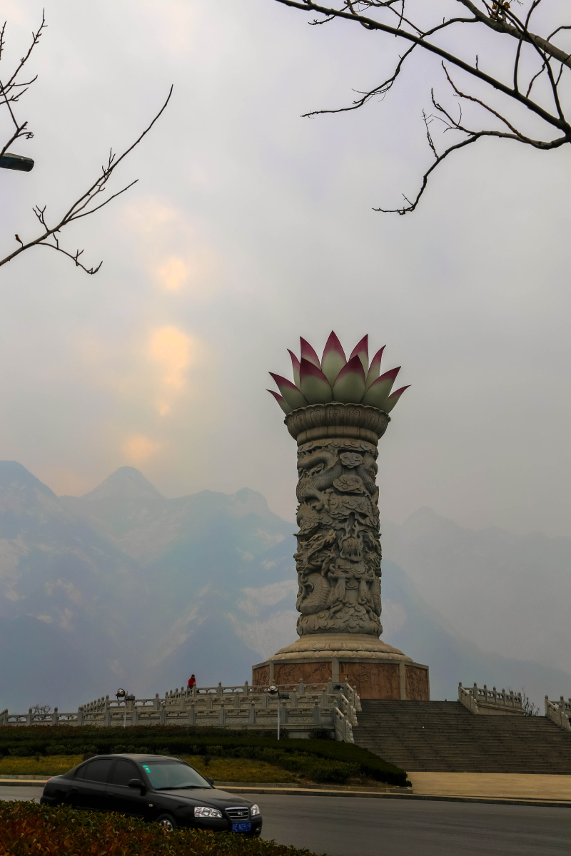 游客中心处的宝莲灯雕塑