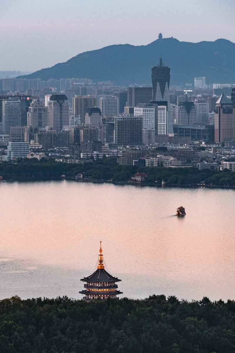 站在玉皇山顶瞰西湖与西湖文化广场，远眺临平望辰阁