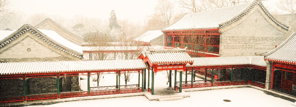 雪后朗润园,银装素裹。