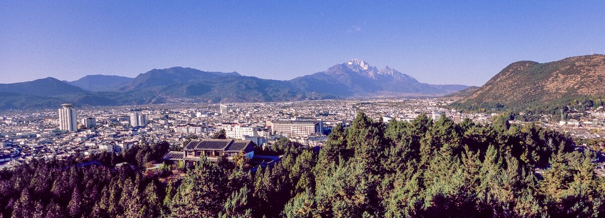 木府万古楼远眺玉龙雪山。