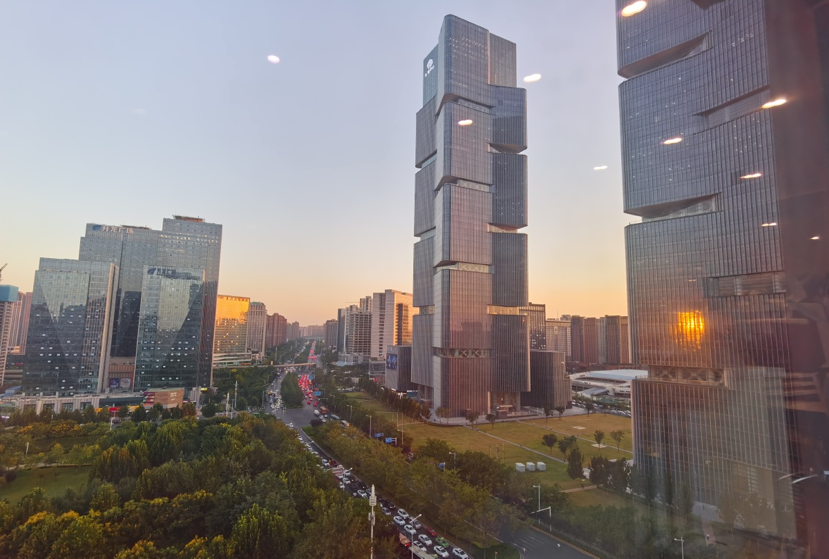 郑州办公室捕捉夕阳下的双子塔