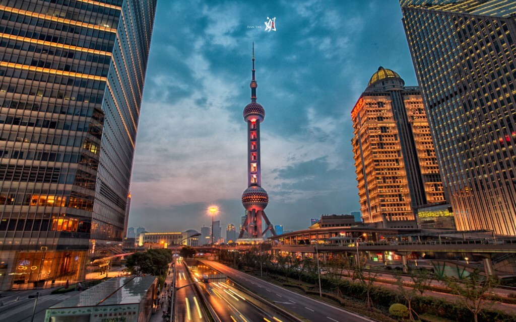 陆家嘴看日落，其实1740已经够用 <a href="https://tuchong.com/5372731/" target="_blank">@Canon佳能</a> <a href="https://photowoo.tuchong.com/" target="_blank">@佳能感动典藏摄影大赛</a>
