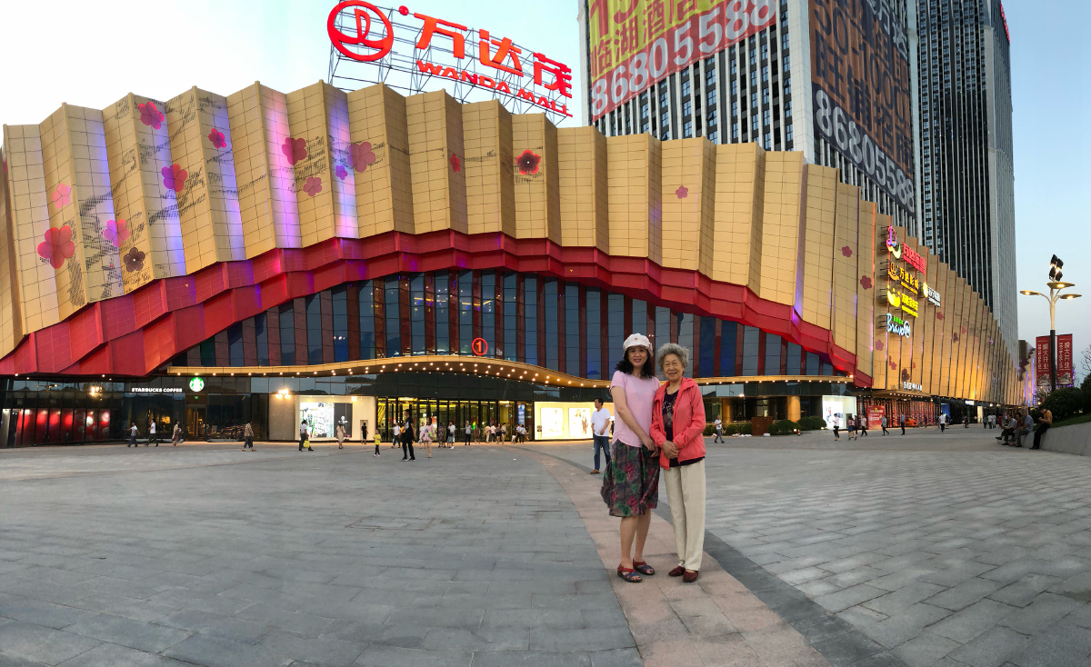 南京万达茂开业 八十多岁的奶奶在妈妈的陪同下,"视察"万达茂开业盛况