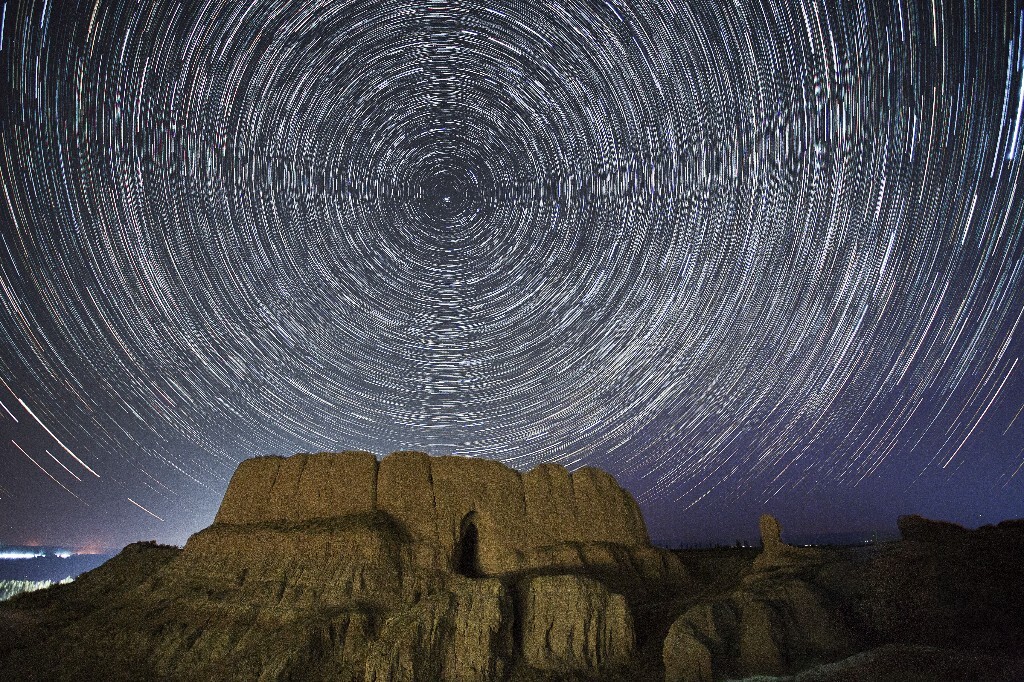 宁静的夜晚，古堡和星空