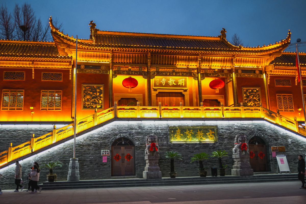 明教寺又称明教台曹操点将台原址是三国时期曹操所筑的教弩台俗称曹操