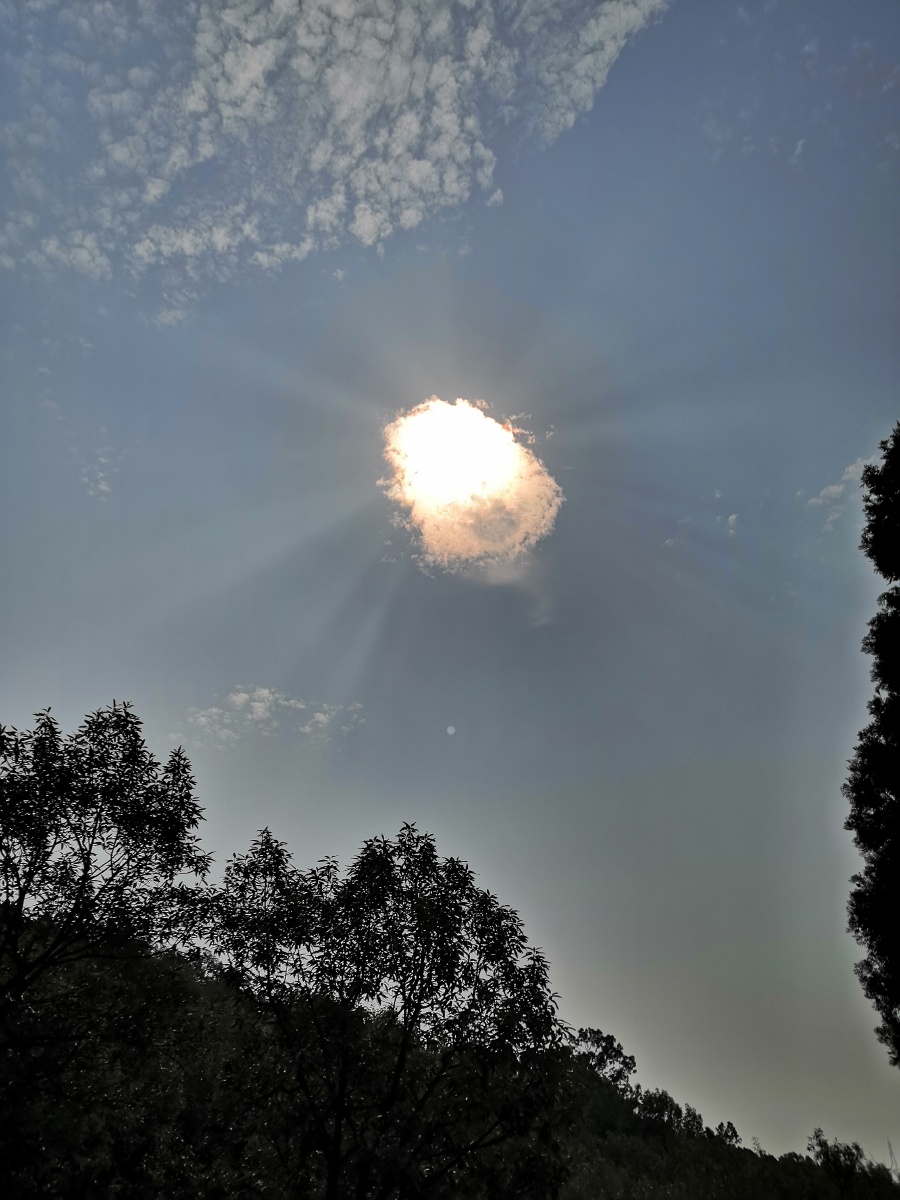 躲在云后的太阳