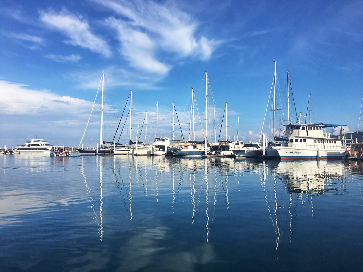 拍摄于亚庇的岸边码头,游船泛起阵阵涟漪.