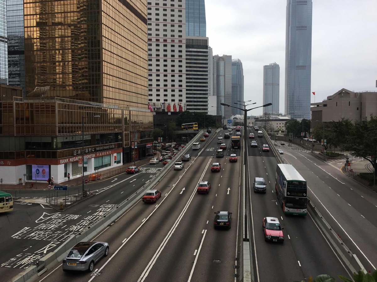 照片拍摄于香港.车窗外随手一拍,路上车水马龙.