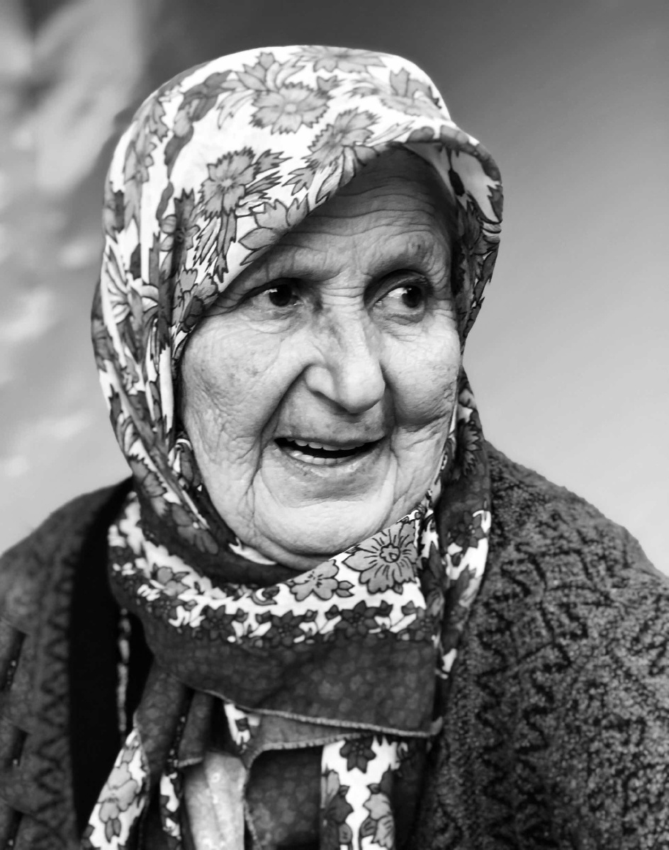 【土耳其老人】抓拍于以弗所古城街头,老人在向游客推销手工制作的