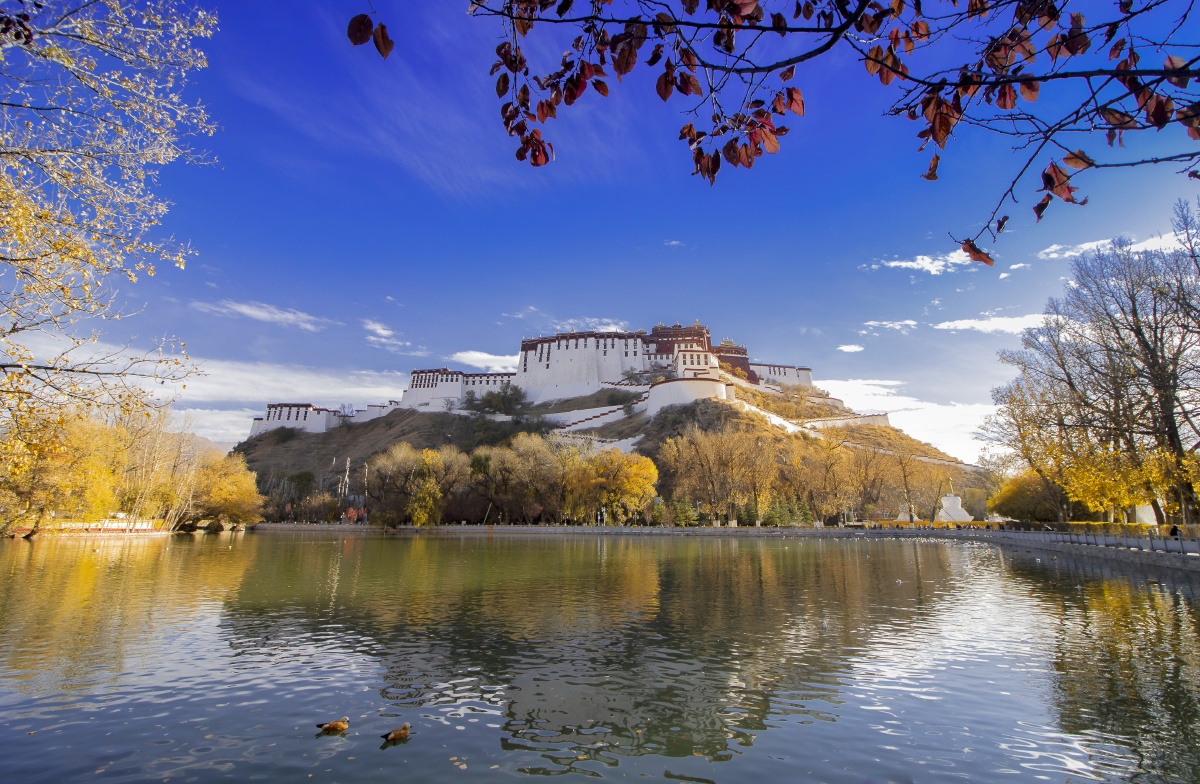 初冬夕阳下的布达拉宫