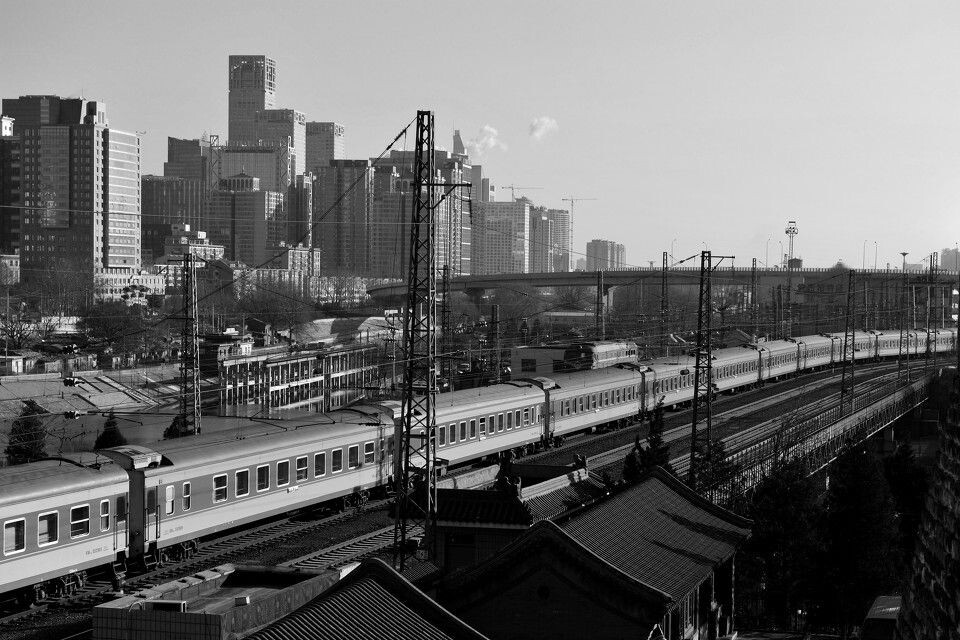 北京站的周日早晨<br />
安静的周日早晨， 只有进站的列车，整个城市还没睡醒&lt;br /&gt;<br />
