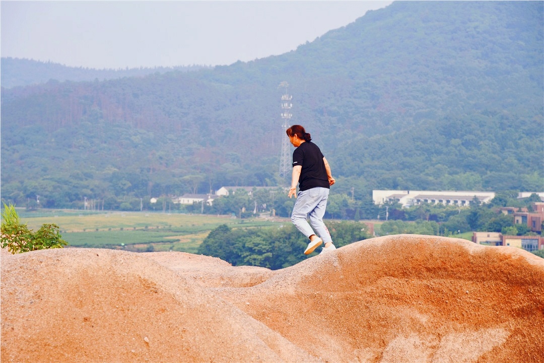 龙都采石场世上无难事只要肯登攀