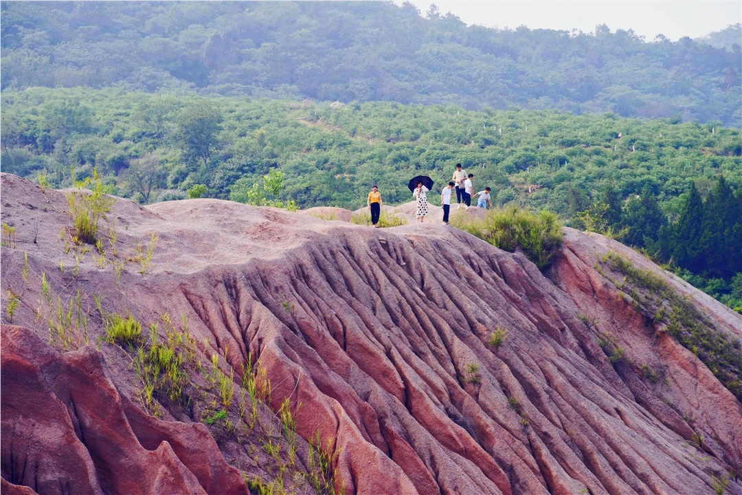 龙都采石场世上无难事只要肯登攀