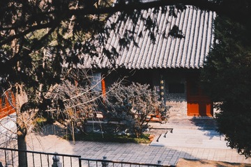 18973