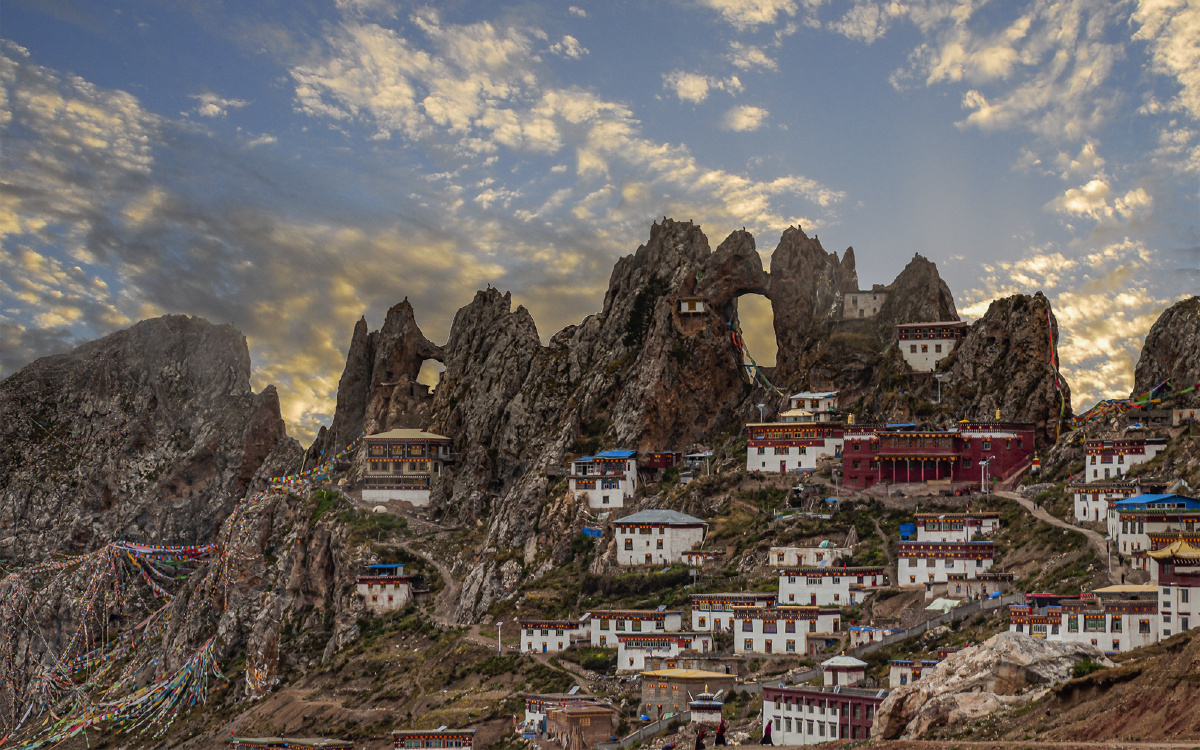 《孜珠寺》 ——一座建在奇峰怪石上的古老寺庙 在西藏丁青县沙贡乡