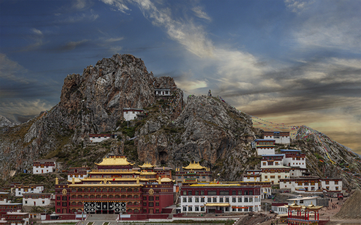 《孜珠寺》 ——一座建在奇峰怪石上的古老寺庙 在西藏丁青县沙贡乡