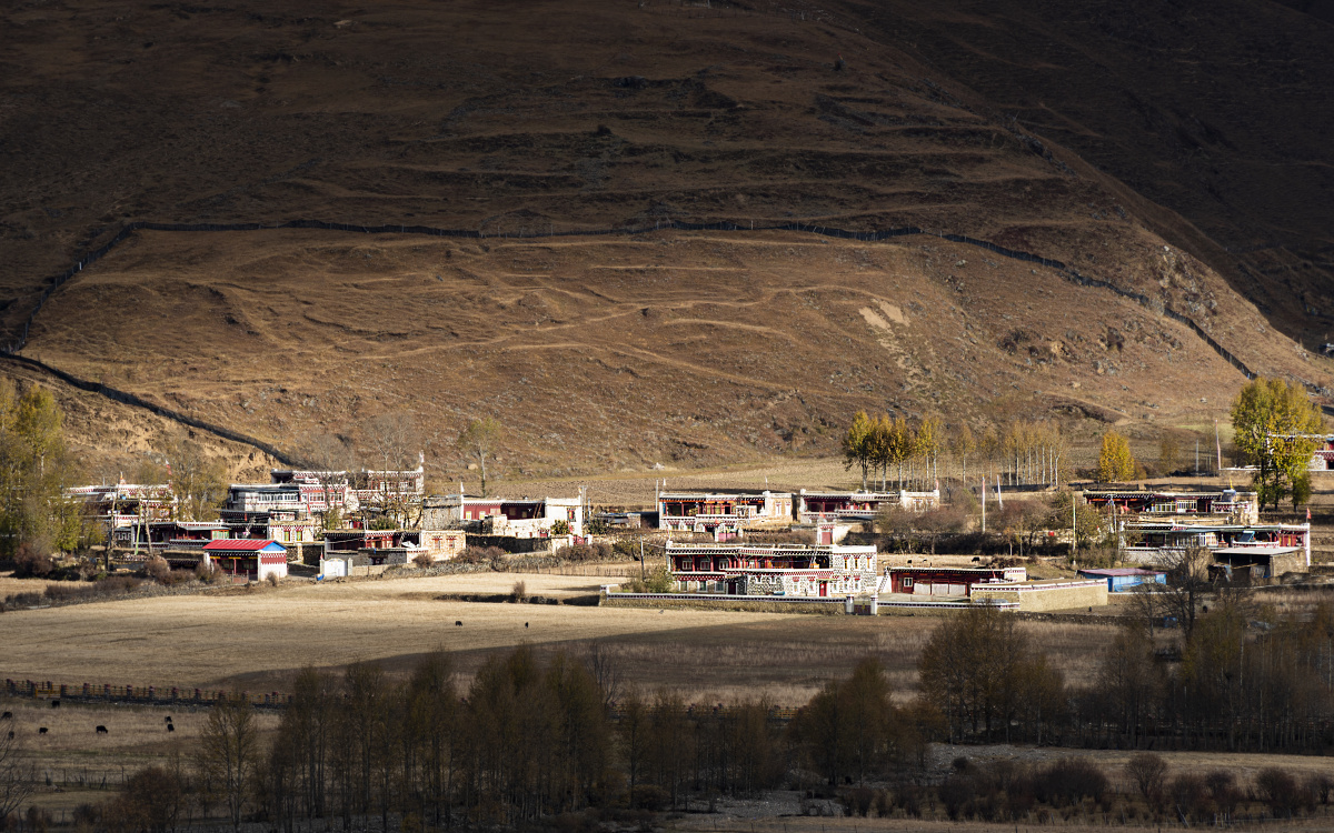 一米阳光摄于甘孜州八美镇