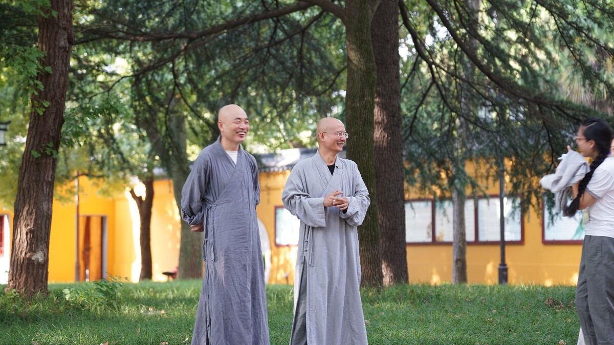 左边的是济群法师