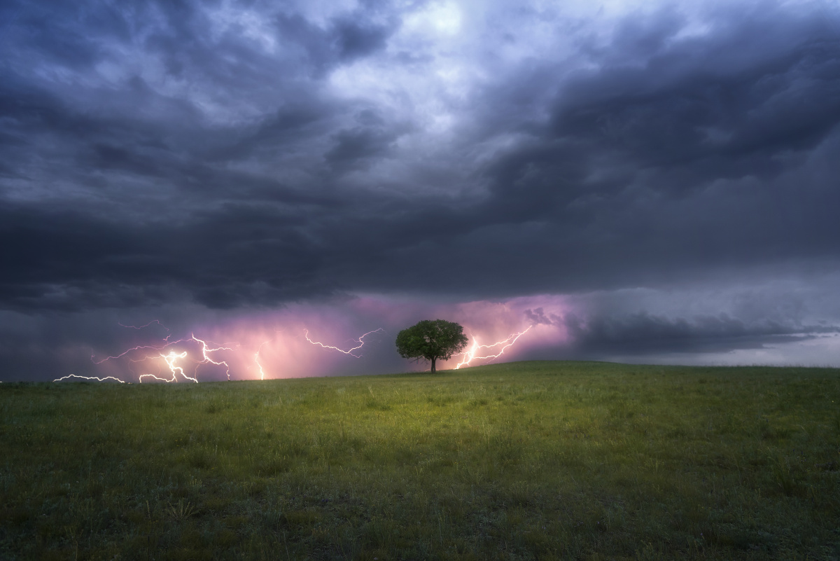 那天在拍星空的路上突然电闪雷鸣于是临时起意架起相机记下了这一幕