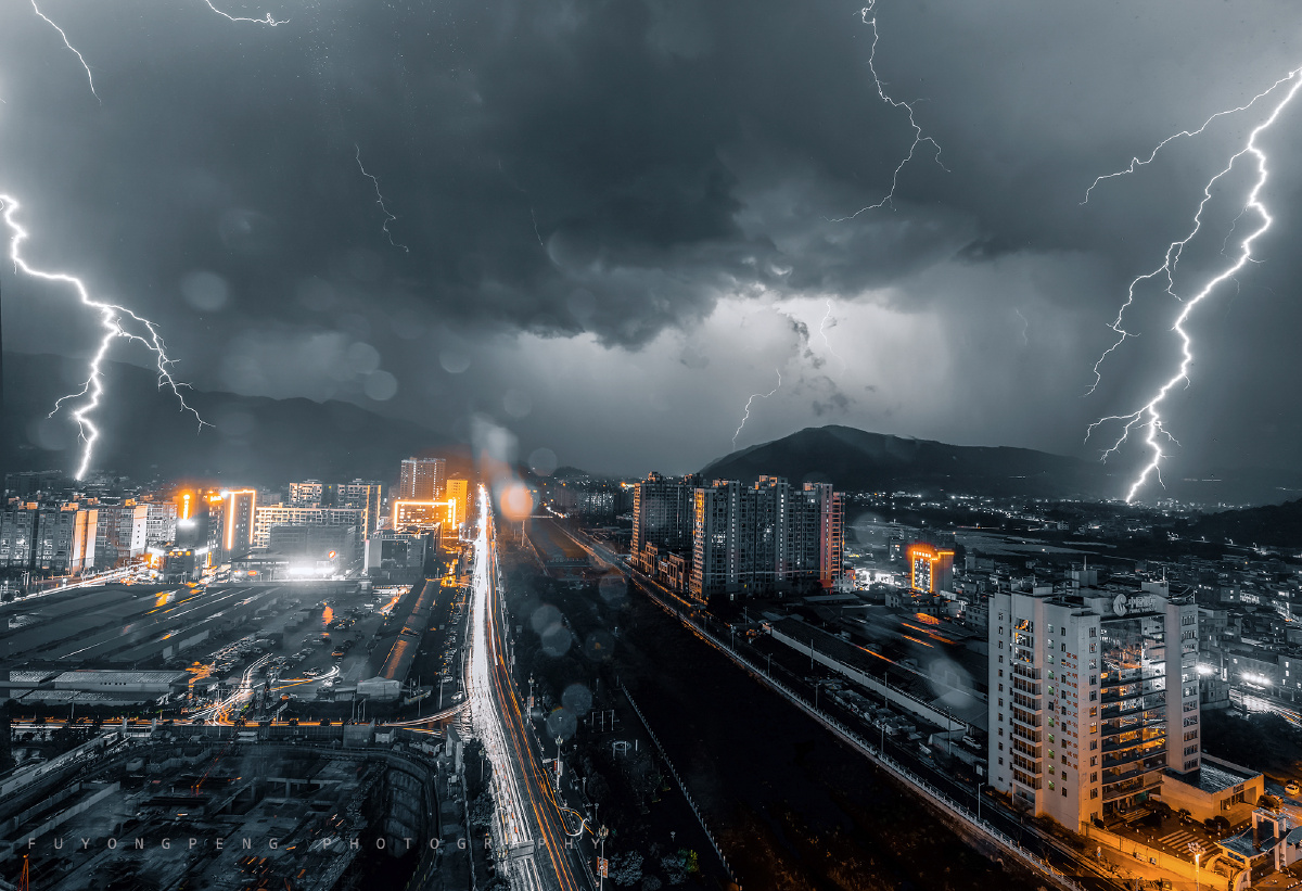 城市上空闪电飞舞在23楼凉台记录下这个夏天不寻常的一夜机身镜头湿身