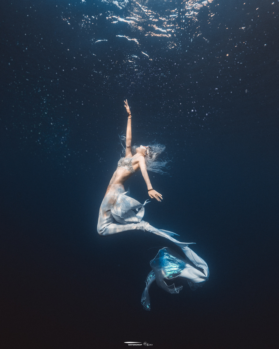 你就存在星辰大海#美人鱼#水下摄影 - lemonli1001 - 图虫