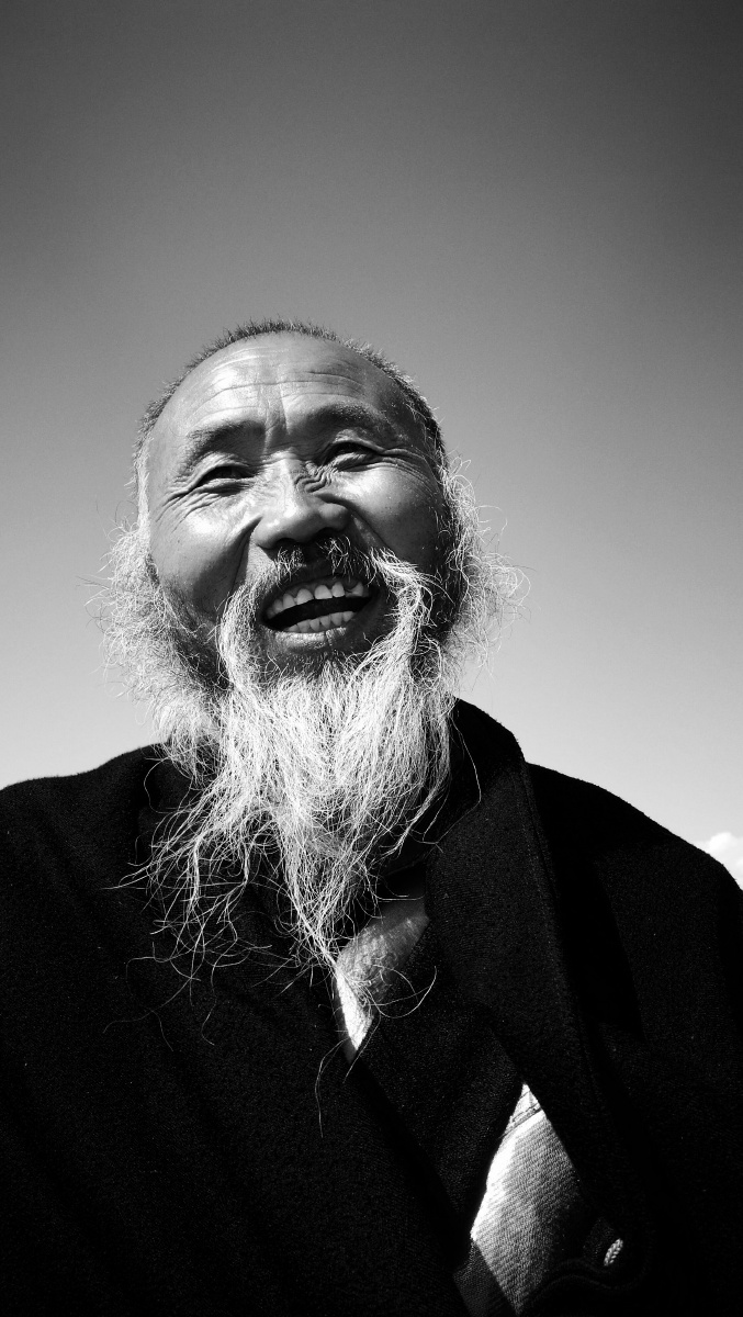 路遇老僧人,开心互动,没有隔阂,温暖人间.