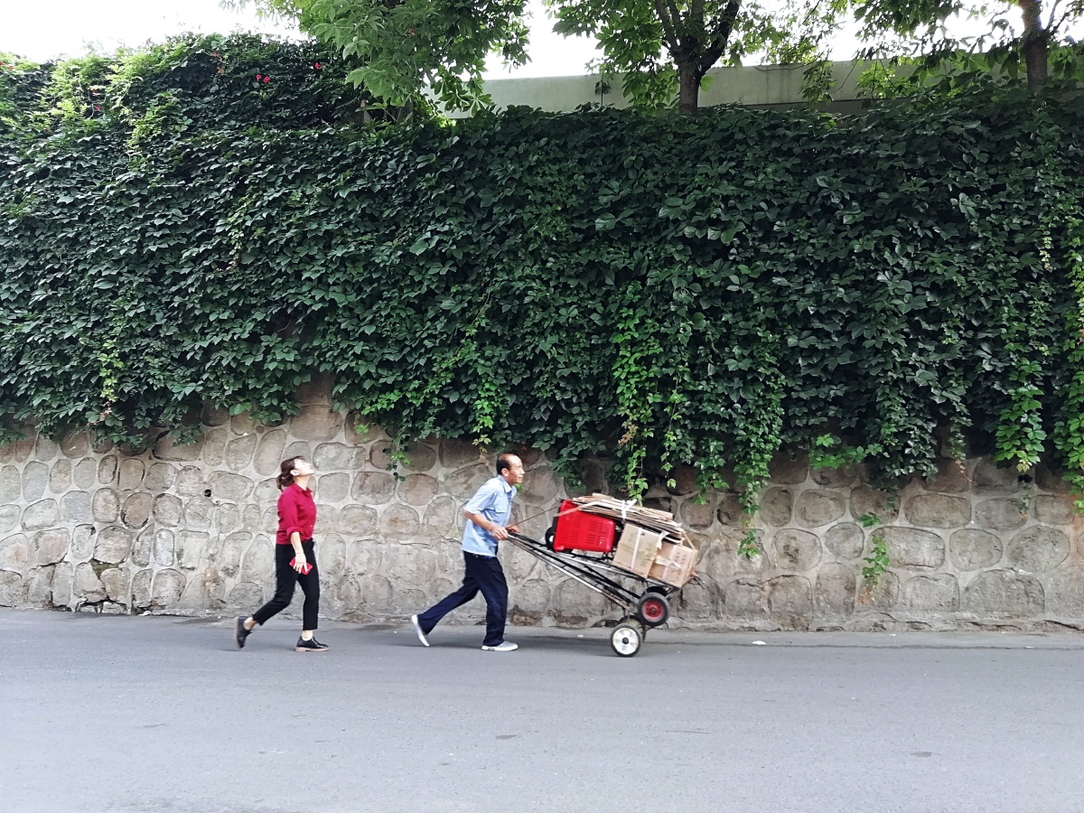 《晨归》宝鸡火车站早晨下班回家的列车员～手机瞬间抓拍,很疲惫的