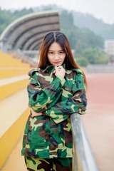 穿军装的女孩