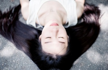 为何你总是紧闭双眼
