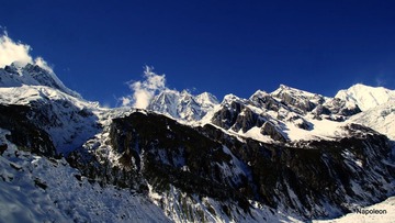 雪山环绕