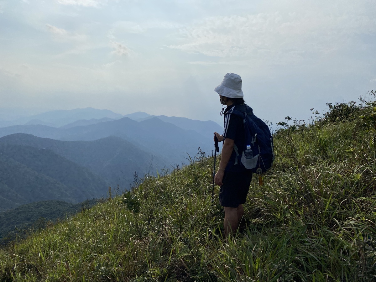 趁年轻几个中年大叔去爬山山上有虫有风景