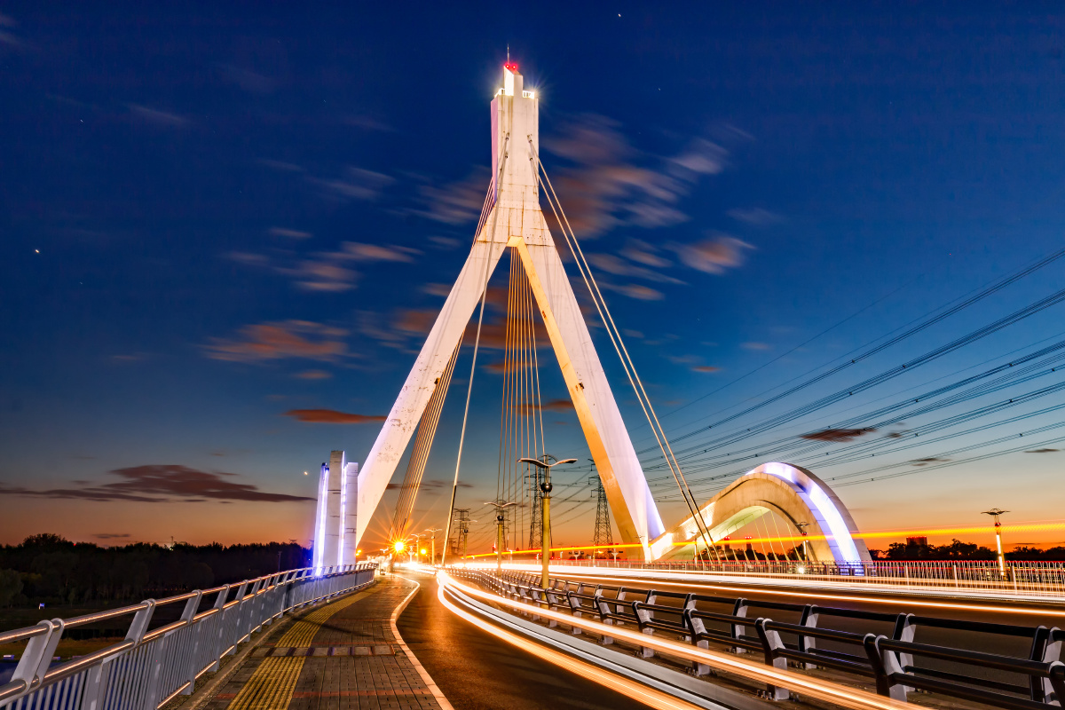 通州温榆河大桥像极了人字形,穿梭的汽车,摩托车,形成了动静