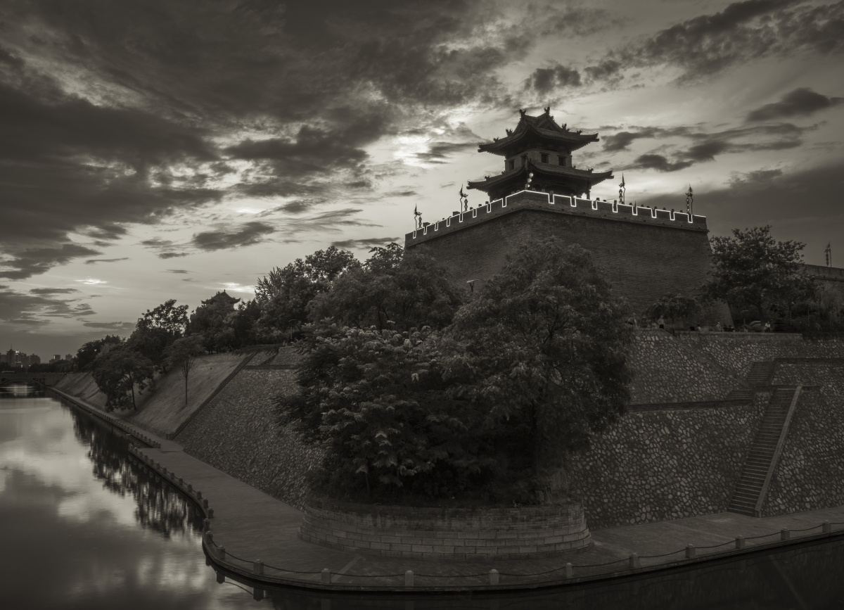 夕阳下的西安护城墙