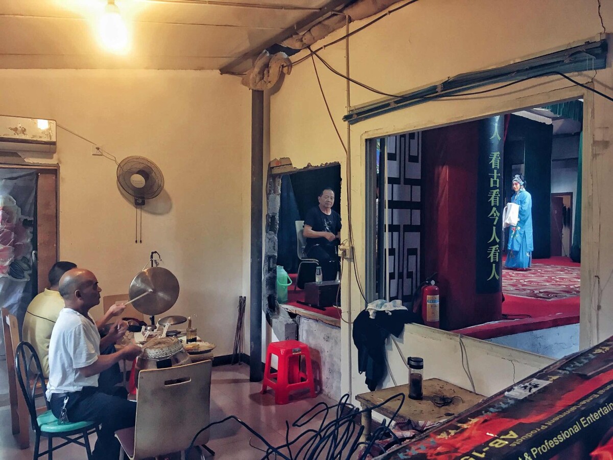 新搬的场子,还有很多需要打理,条件不是太好,但演员们都很卖力气