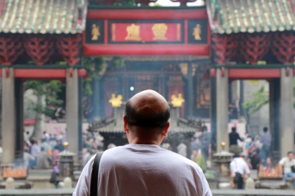 被老媽硬拽去寺廟拜神，在裡面晃悠。本想拍下寺廟的全景，誰知在構圖時，一個閃閃發亮的光頭很突兀地闖入了鏡頭，馬上對焦咔擦！