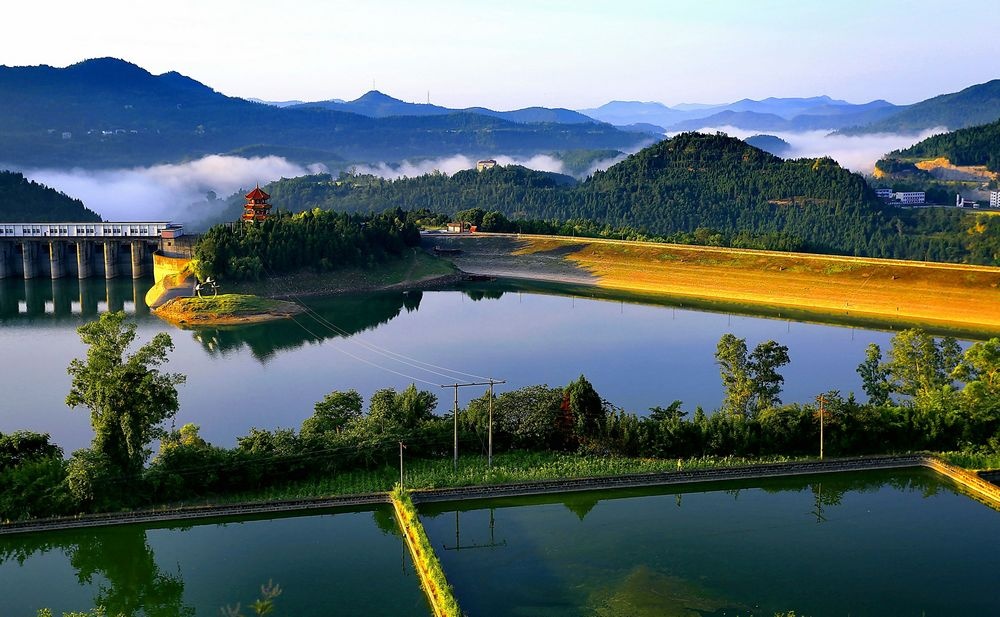 升钟湖水利风景区,也是全国钓鱼城,晨光初现,勾勒出金黄的线条!