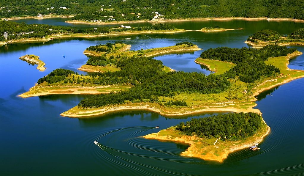 夏日里,升钟湖凤凰群岛犹如九天瑶池,快艇在清凉的群岛间来往穿梭